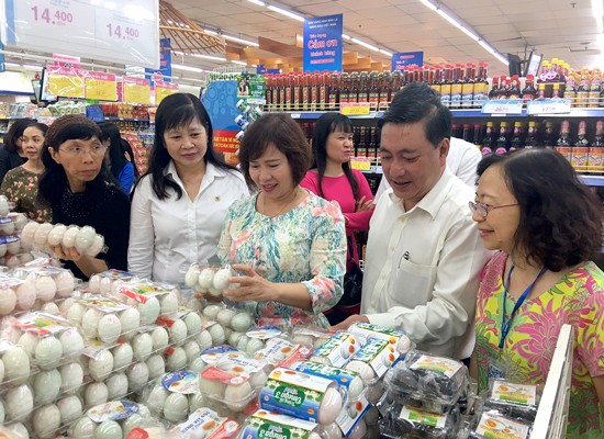 Deputy Minister of Industry and Trade Ho Thi Kim Thoa (3rd, R) inspects Tet goods preparation at Co.op Mart supermarket in Dinh Tien Hoang street, HCMC (Photo: SGGP)